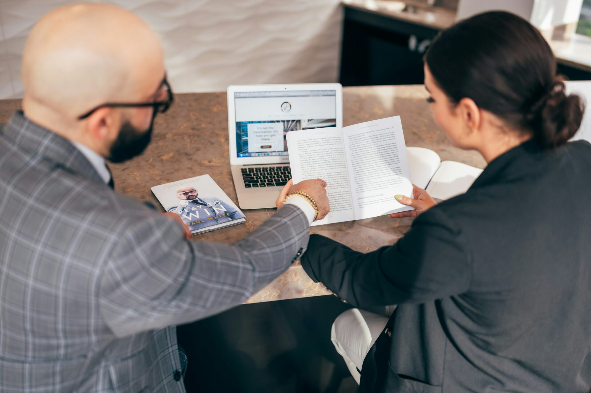 Deux professionnels de l'immobilier en formation